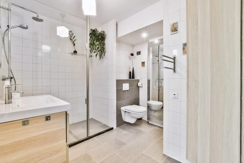 small bathroom - groysmanconstruction.com