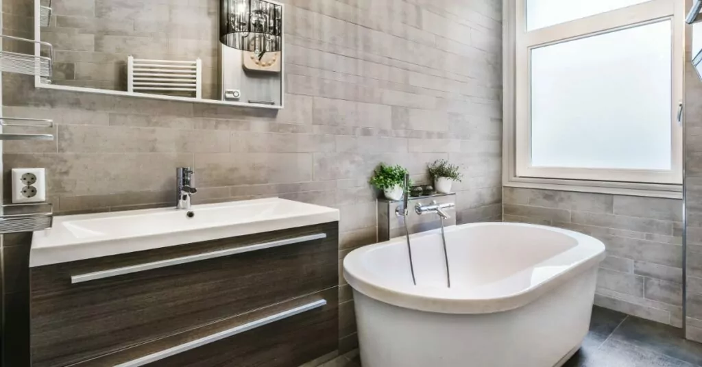 5 Common Types of Bathroom Layouts to Consider for Your Remodel | Groysman Construction Remodeling | 2