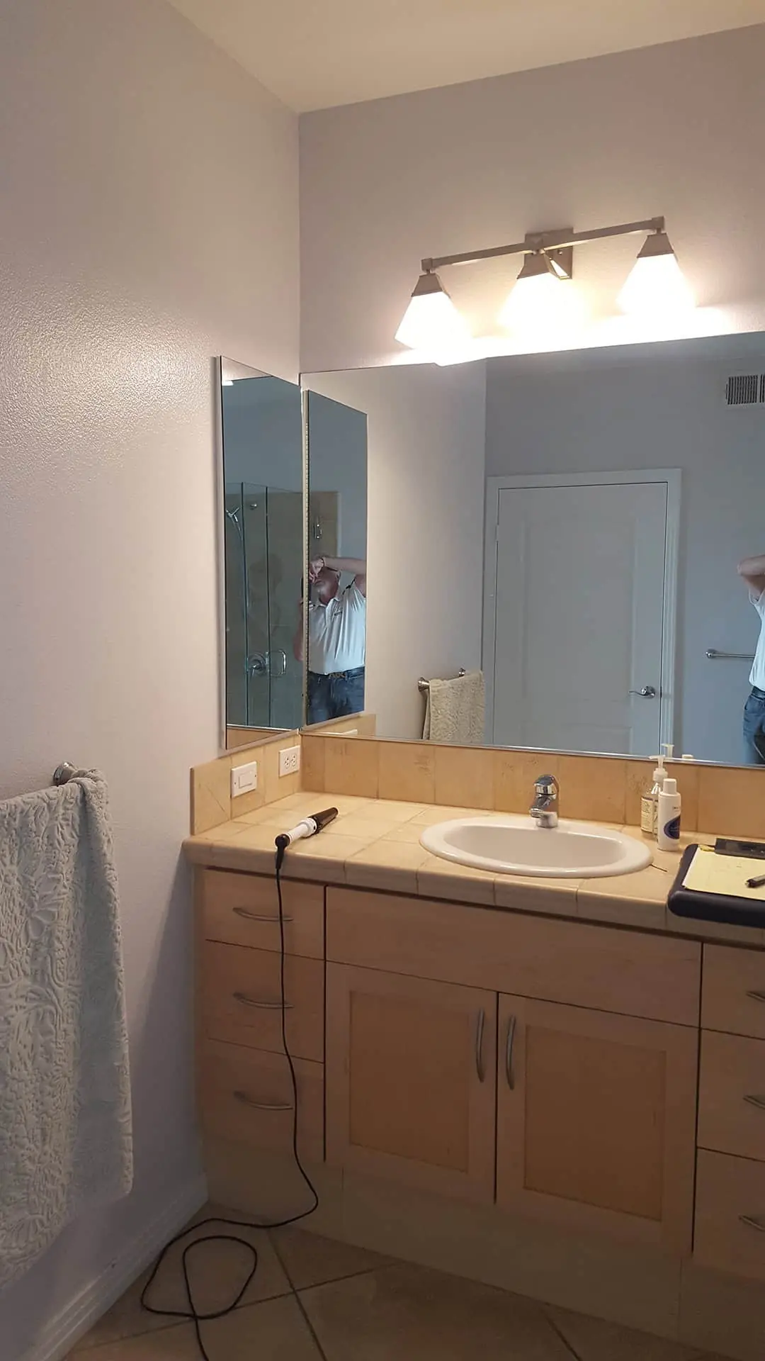 sink with large mirror