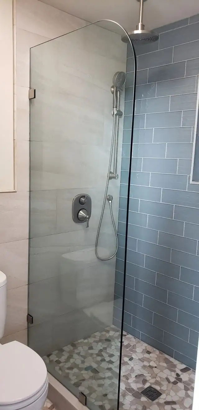 shower with accent tiles
