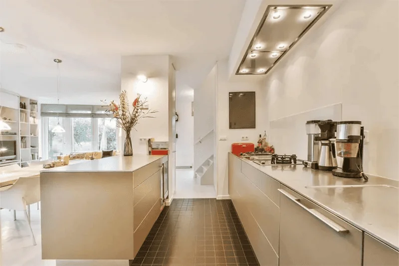 2025 Kitchen Color Trends — What’s In & What’s Out | Groysman Construction Remodeling | 4