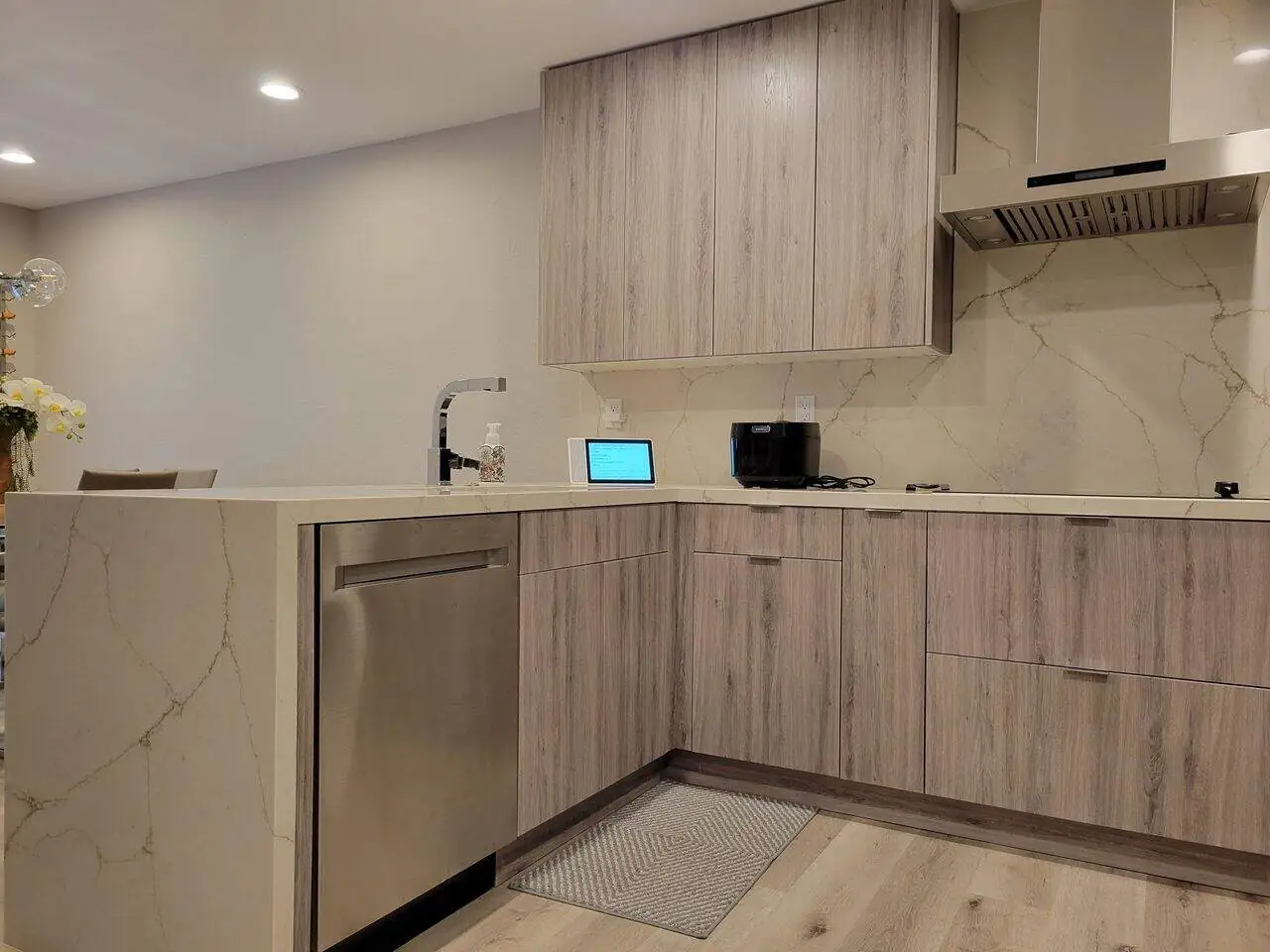 kitchen with a marble backsplash