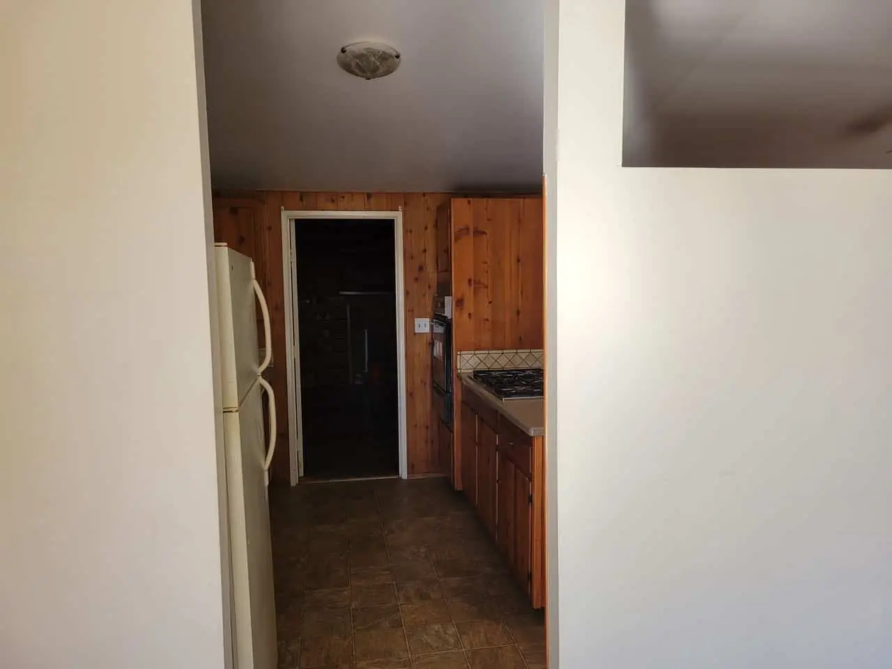 white arch entrance to the kitchen