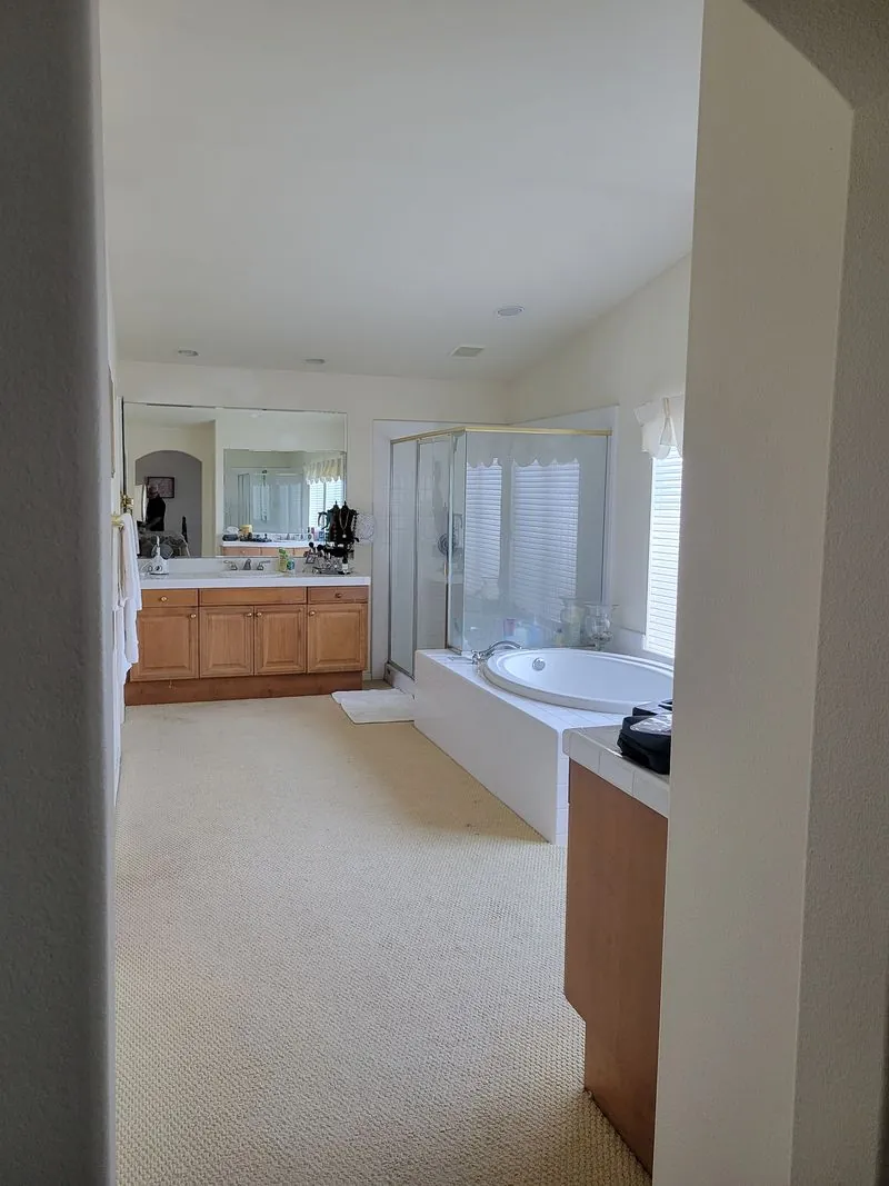 view into the bathroom from the corridor passage